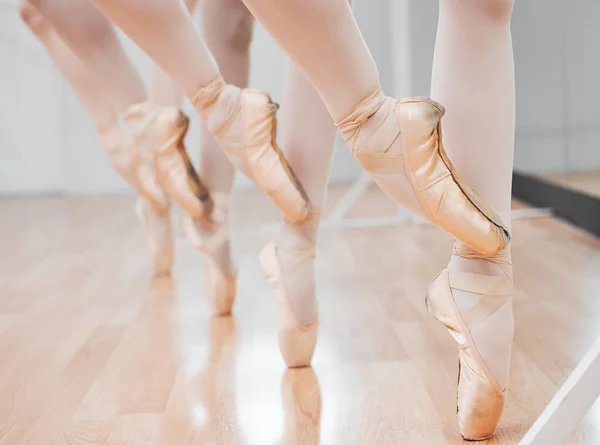 Ballet Ayudará Obtener Postura Sobre Punto Así Como Puntas Grupo —  Fotos de Stock