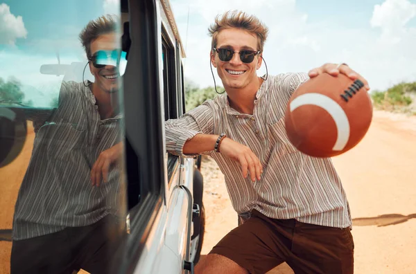 Porträt Sonnenbrille Und Mann Auf Roadtrip Mit Fußball Der Natur — Stockfoto