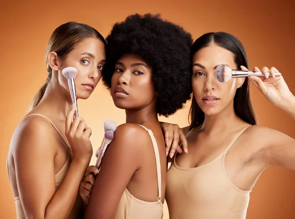 Makyaj Güzellik Makyaj Malzemeleri Için Fırçası Olan Kadınlar Kahverengi Bir — Stok fotoğraf