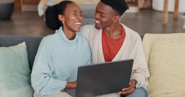Fekete Pár Laptop Otthon Megosztása Csók Nevetés Vígjáték Film Streaming — Stock videók