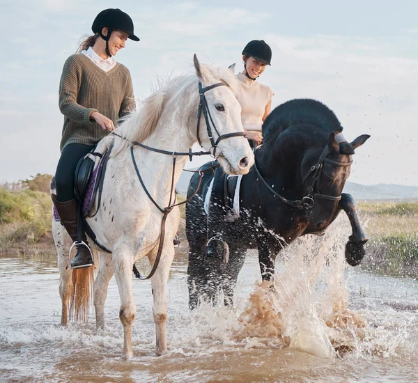 馬はショーをするのも好きだ 2人の若い女性が馬に乗って — ストック写真