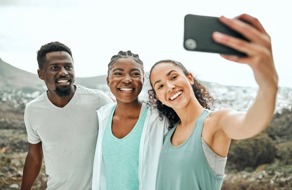 Teen Muistoja Vuorella Ryhmä Ystäviä Ottaa Selfietä — kuvapankkivalokuva