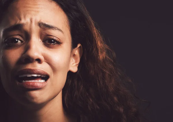 Mis Días Oscuros Hicieron Fuerte Una Joven Llorando Sobre Fondo — Foto de Stock