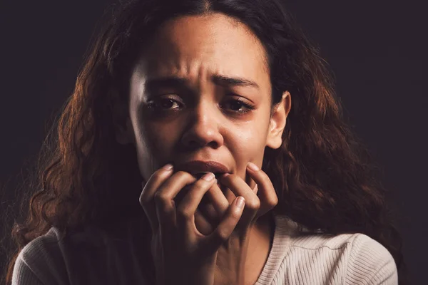 Reconocimiento Haber Sufrido Mal Mayor Paso Una Joven Llorando Sobre — Foto de Stock