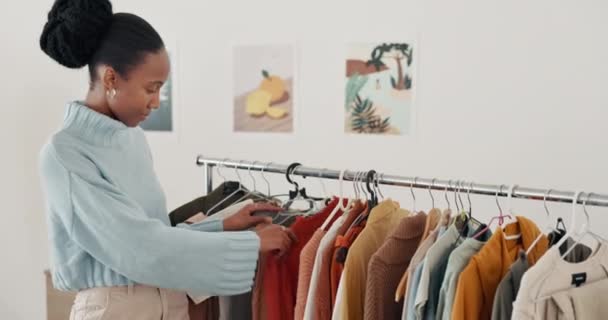 Mode Winkelen Zwarte Vrouw Kiezen Kleding Boetiek Gelukkig Vrolijk Genieten — Stockvideo