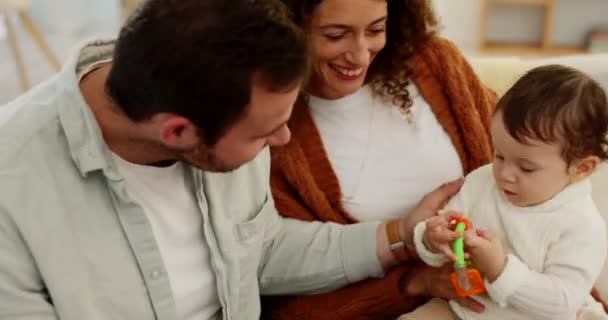Aile Bebek Ebeveynler Bir Kanepede Kaynaşıyor Oyuncaklarla Oturma Odasında Oynuyorlar — Stok video
