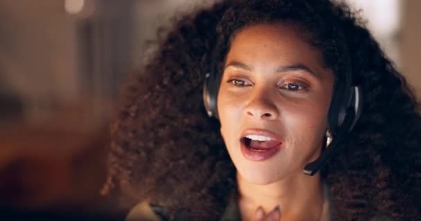 Happy Çağrı Merkezi Siyahi Kadın Gece Ofiste Müşteri Desteğinde Çalışıyor — Stok video
