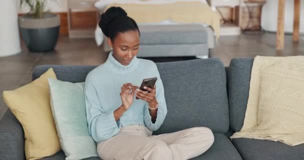 Чорна Жінка Телефон Інтернет Покупки Дивані Вдома Одягу Або Штанів — стокове відео