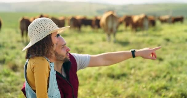 Far Och Dotter Förenas Boskapsfarm Pratar Och Har Roligt Medan — Stockvideo