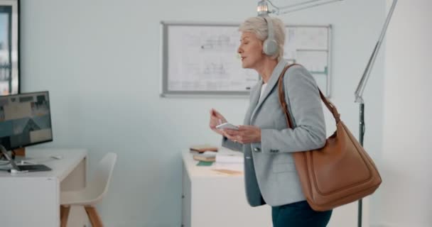 Ballo Musica Batti Cinque Donna Matura Che Saluta Collega Carica — Video Stock