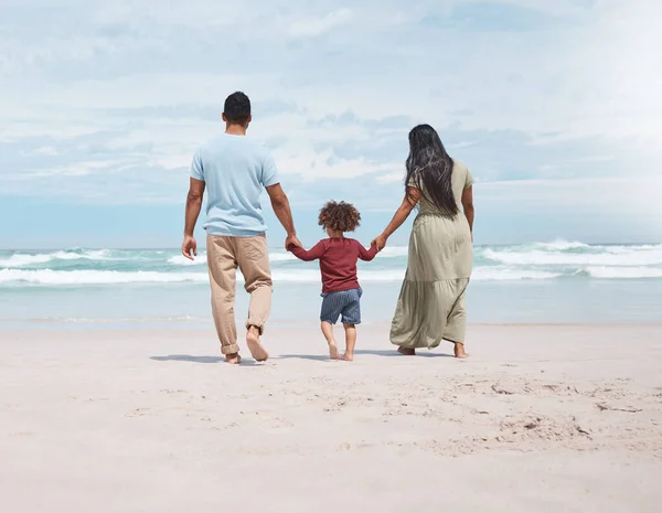 Заслуживаешь Счастья Конца Своих Дней Немного Прогулявшись Пляжу Родителями — стоковое фото