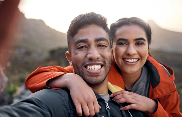 Nos Encanta Hacer Senderismo Retrato Recortado Una Pareja Joven Cariñosa —  Fotos de Stock