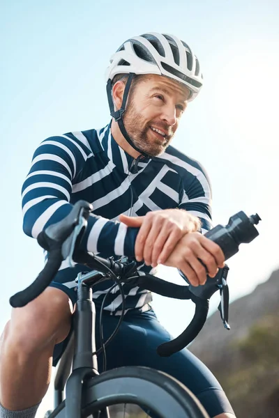 Molası Çok Gerekliydi Yakışıklı Olgun Bir Adam Dışarıda Bisiklet Sürerken — Stok fotoğraf