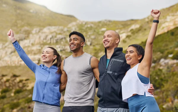 Tüm Çabaların Azamete Kavuşsun Bir Grup Sportif Genç Dışarıda Egzersiz — Stok fotoğraf