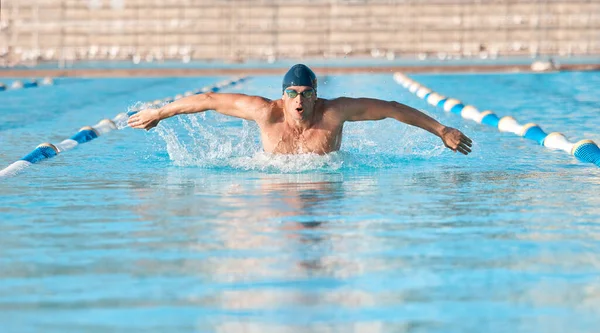 Kładziemy Się Kolanach Przystojny Młody Mężczyzna Atleta Pływanie Olimpijskim Rozmiarze — Zdjęcie stockowe