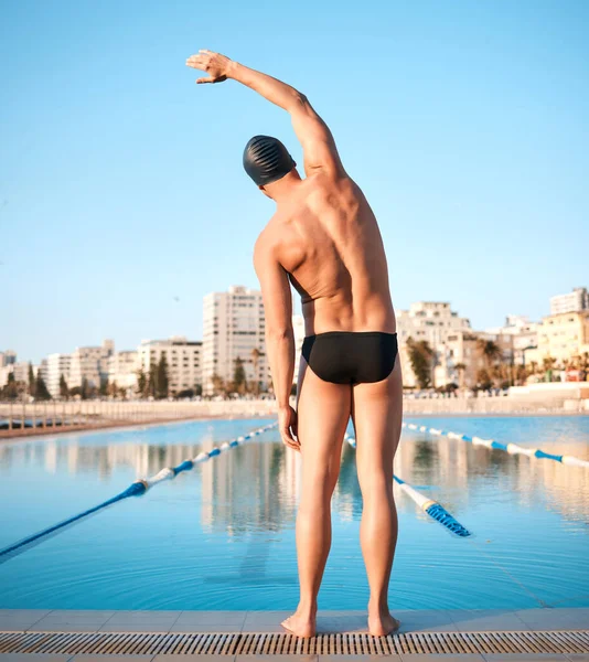 本格的なワークアウトの準備 彼が泳ぐ前に知られていない若い男性アスリートのレビューショット — ストック写真