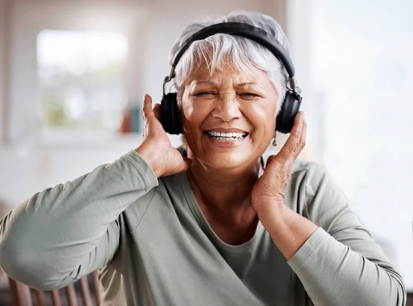 Живи Дай Жить Другим Красивая Пожилая Женщина Слушает Музыку Сидя — стоковое фото