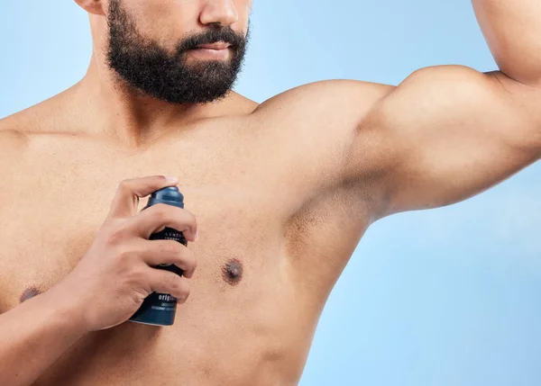 Cuando Hueles Bien Sientes Bien Estudio Hombre Irreconocible Aplicando Desodorante —  Fotos de Stock