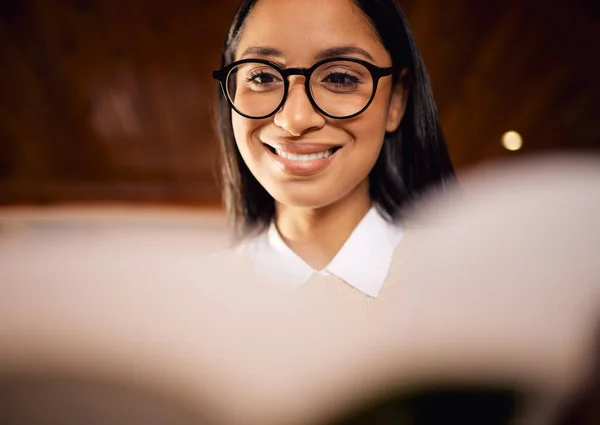 Posso Studiare Quello Che Piace Una Studentessa Con Gli Occhiali — Foto Stock