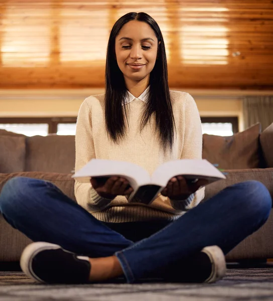 Libri Sono Pieni Opportunità Lezioni Una Bella Giovane Donna Che — Foto Stock