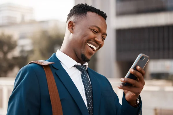 Překvapivé Zprávy Dělají Radost Spokojený Podnikatel Pomocí Svého Smartphonu Odeslání — Stock fotografie