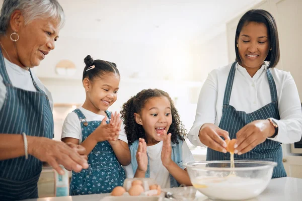 Nagyszerűen Csinálod Anya Egy Többgenerációs Családi Sütés Otthon — Stock Fotó