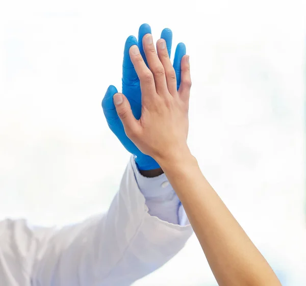 Batti Cinque Assistenza Sanitaria Eccellente Una Donna Irriconoscibile Che Suo — Foto Stock