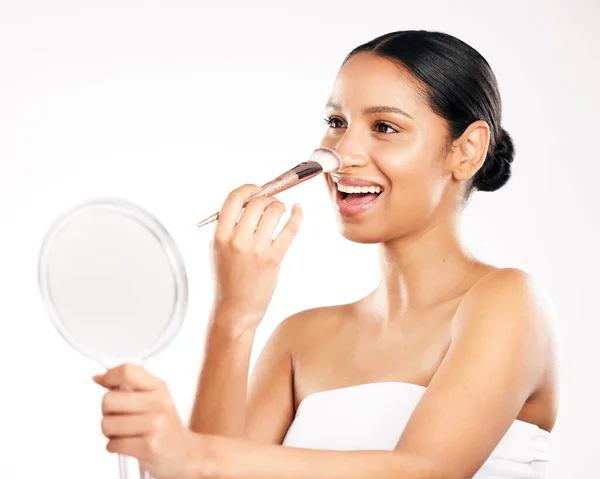 Divertir Com Cosméticos Estúdio Tiro Uma Jovem Atraente Posando Com — Fotografia de Stock