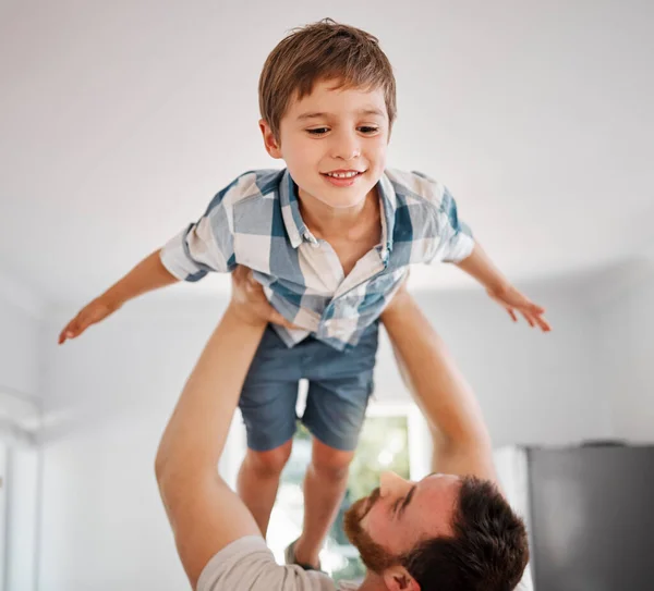 Pai Tão Fixe Homem Levantando Seu Filho — Fotografia de Stock