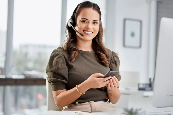 Podes Sempre Contactar Retrato Recortado Uma Atraente Jovem Agente Call — Fotografia de Stock