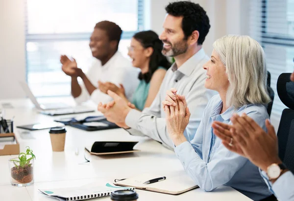 Mantener Todos Inspirados Motivados Una Mujer Negocios Madura Aplaudiendo Con — Foto de Stock