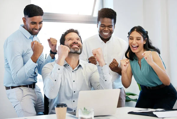 Nos Llaman Mejor Para Nada Grupo Empresarios Animando Mientras Utilizan —  Fotos de Stock