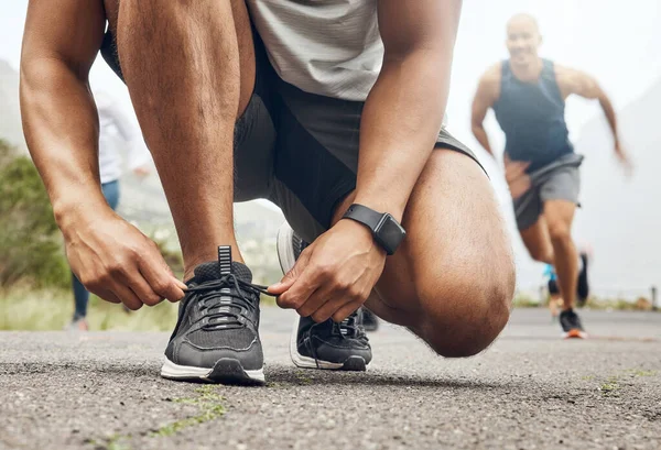 Sana Tek Tavsiyem Rahat Ayakkabılar Giymen Koşarken Bağcıklarını Bağlayan Atletik — Stok fotoğraf