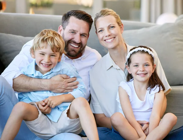 Foram Abençoados Com Uma Família Incrível Uma Jovem Família Relaxando — Fotografia de Stock