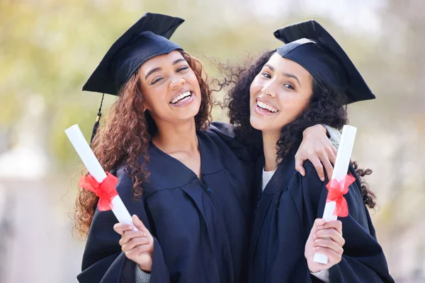 每天开始相信你的梦想 两名持有毕业证书的年轻女子的画像 — 图库照片
