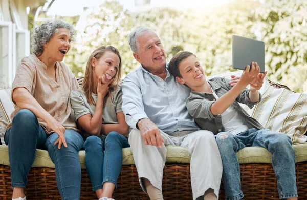 Die Kinder Machen Gerne Selfies Ein Kleiner Junge Der Ein — Stockfoto