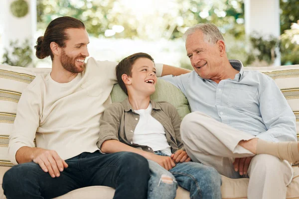Önemli Olan Anlar Bunlar Büyükbaba Oğlu Torunuyla Vakit Geçirir — Stok fotoğraf