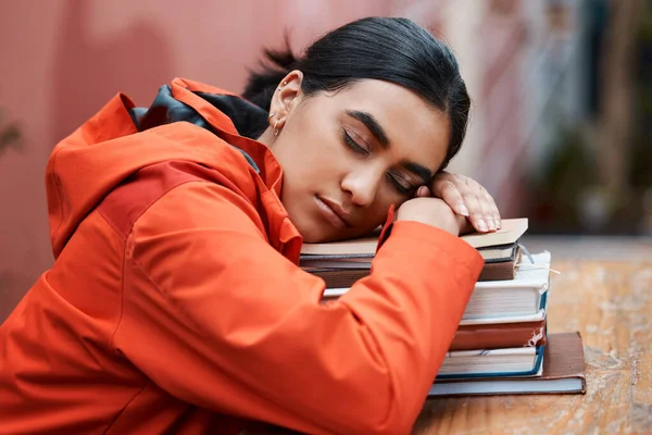 Chiudero Gli Occhi Una Giovane Studentessa Che Dorme Una Biblioteca — Foto Stock