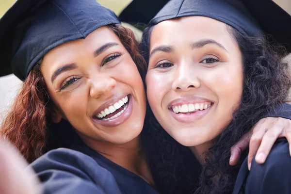 继续微笑 继续闪耀 两名年轻女子在毕业典礼上的画像 — 图库照片