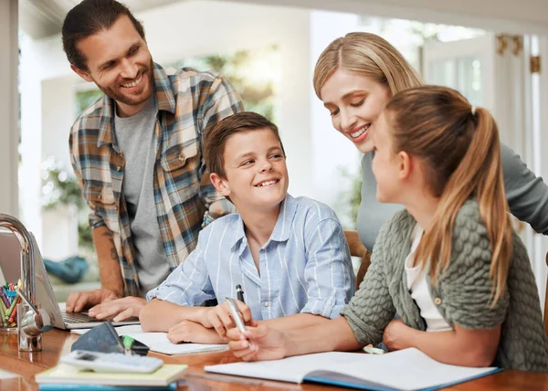 Aprendizaje Matutino Mejor Momento Una Familia Joven Haciendo Deberes Juntos —  Fotos de Stock