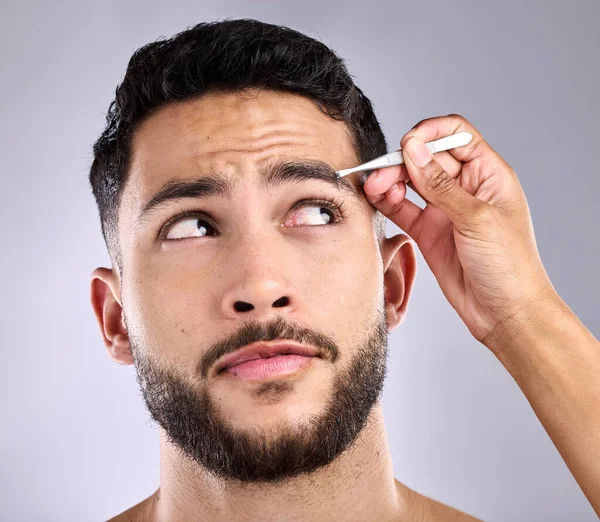 Rather Just Get Closeup Shot Young Man Plucking His Eyebrows — Stock Photo, Image