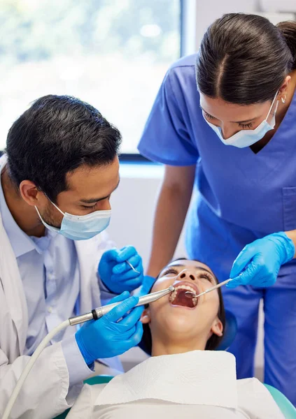 Ciężko Pracuje Się Nad Zdrowymi Zębami Młoda Kobieta Poddawana Zabiegowi — Zdjęcie stockowe