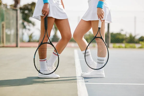 Kezdődjön Játék Két Felismerhetetlen Teniszező Áll Együtt Pályán — Stock Fotó