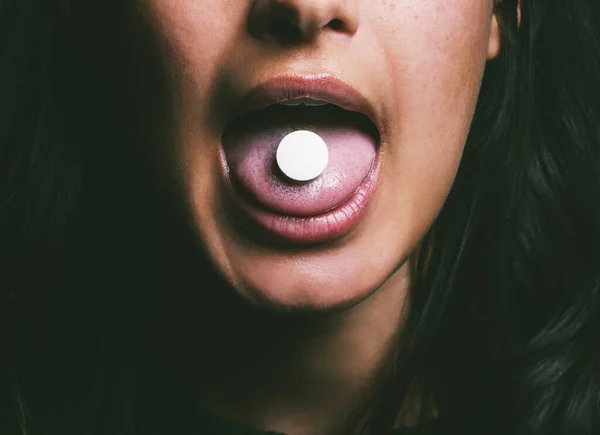 Принимать Таблетки Избавиться Боли Неузнаваемая Женщина Принимающая Таблетки Тёмном Фоне — стоковое фото