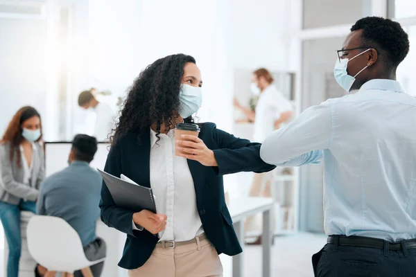 Uma Nova Forma Cumprimentar Dois Jovens Empresários Cumprimentando Uns Aos — Fotografia de Stock