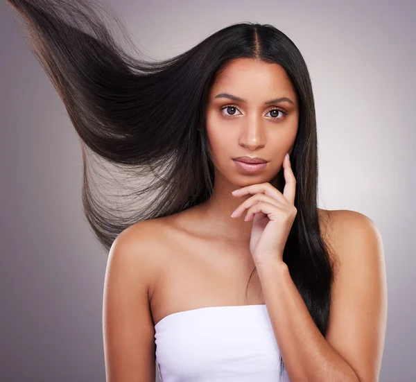 Miei Capelli Sono Bellissimi Una Giovane Donna Attraente Piedi Sola — Foto Stock