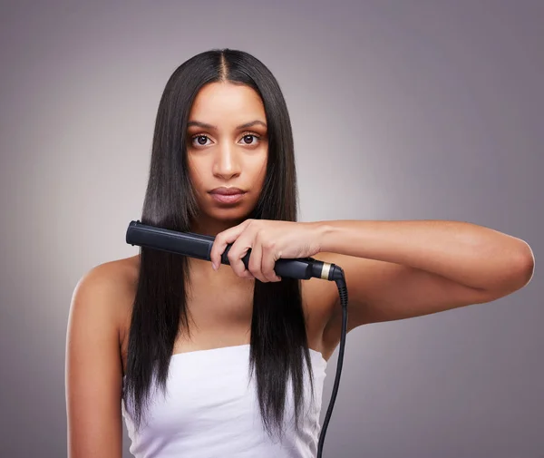 Troppo Calore Può Danneggiare Capelli Una Giovane Donna Attraente Piedi — Foto Stock