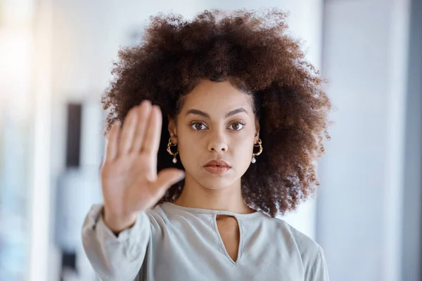 時間とマネージャーは オフィスで手で看板を停止し 深刻な 電力と企業の変化 セクシャルハラスメント 職場環境に対する従業員の保護と闘う黒人女性 — ストック写真