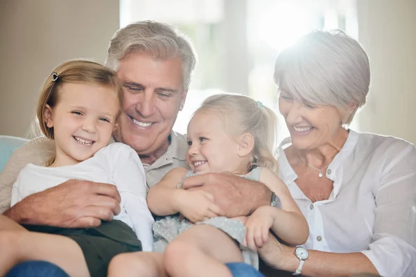 幸せは家族を愛する大きなものです 祖父母は孫たちと一緒に家で過ごし — ストック写真