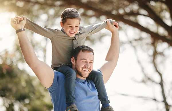 Ευτυχισμένος Καυκάσιος Πατέρας Και Γιος Διασκεδάζουν Και Παίζουν Μαζί Έξω — Φωτογραφία Αρχείου